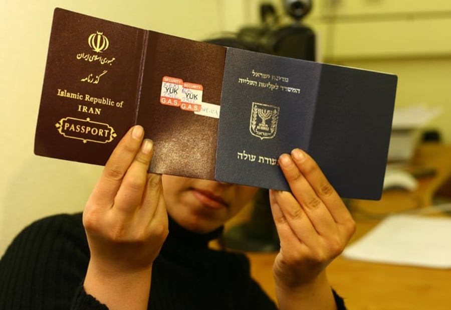 דרכון ישראלי לצד דרכון איראני