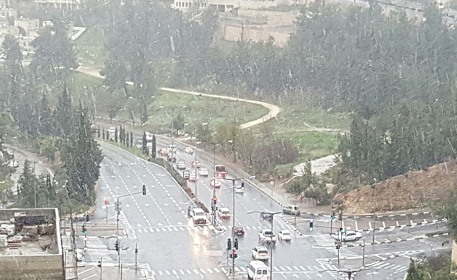 לא נתפס: שלג קל יורד לעתים בירושלים; בארץ: קור וגשם