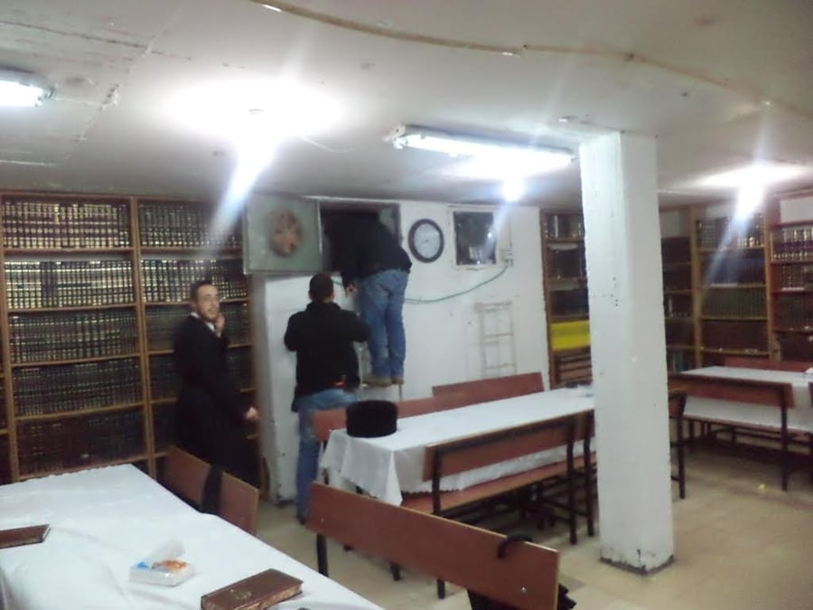 זעזוע בערד: רגלי חזיר הושלכו לבית הכנסת של חסידות גור