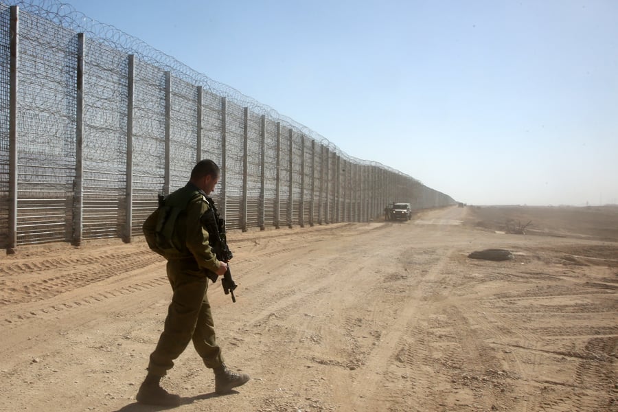 הגדר שתגן על ישראל "מפני חיות הטרף". צפו בתמונות