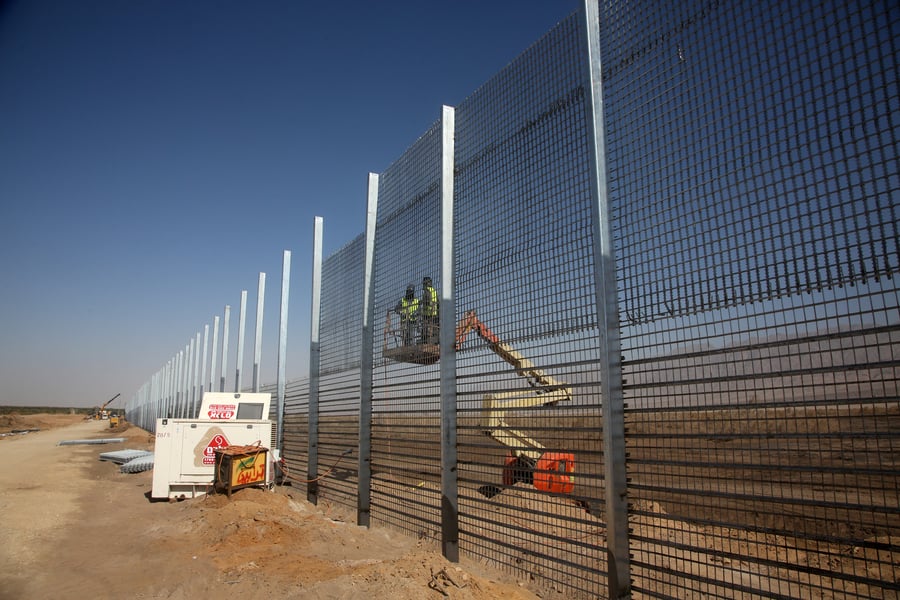 הגדר שתגן על ישראל "מפני חיות הטרף". צפו בתמונות