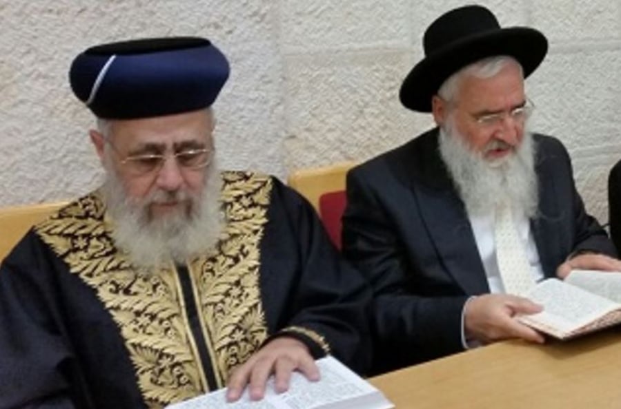 במרכז המחלוקת: הרב מיכאל עמוס עם נשיא בית הדין