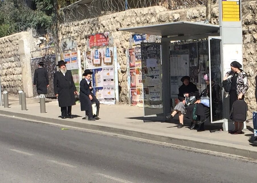 חודשים אחרי הפיגוע הרצחני: הפצוע שב לתחנת האוטובוס