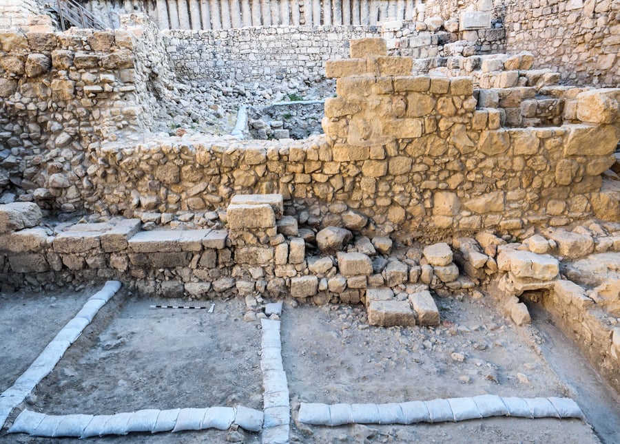 קיר המבנה מתקופת בית ראשון שבו נמצאו החותמות