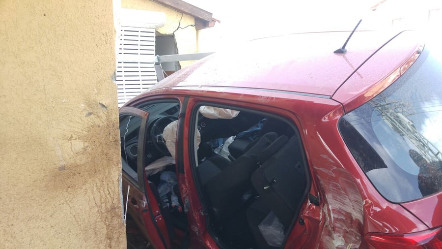 רחובות: אישה נכנסה עם הרכב אל הבית ונפצעה