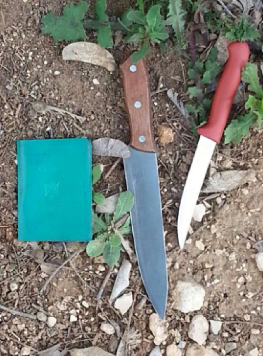 הסכינים שנמצאו על המחבלים בשער בנימין