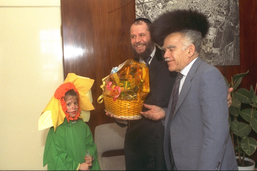1989 - ראש הממשלה לשעבר יצחק שמיר מקבל משלוח מנות לכבוד חג פורים משליח חב"ד במשרד רה"מ בירושלים