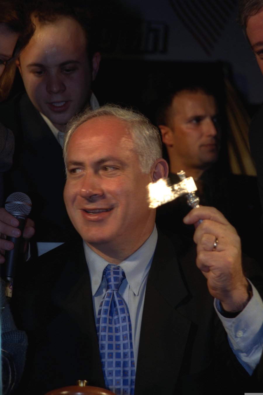 1999 - ראש הממשלה בנימין נתניהו מסובב "רעשן" במסיבת פורים שנערכה לילדים חולי סרטן בבנייני האומה בירושלים