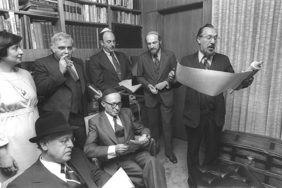 1978 - ראש הממשלה לשעבר מנחם בגין קורא את מגילת אסתר בבית שגריר ישראל בוושינגטון שמחה דיניץ