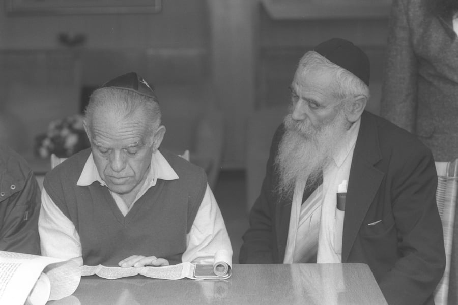 1988 - יצחק שמיר קורא במגילה