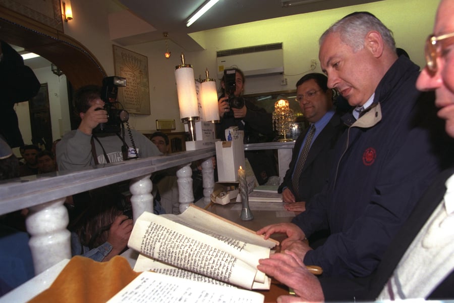 1999 - ראש הממשלה בנימין נתניהו קורא את מגילת אסתר בבית הכנסת בקרית שמונה