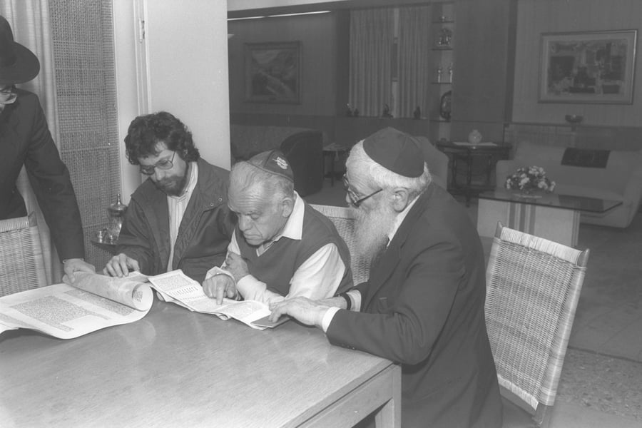 1988 - ראש הממשלה יצחק שמיר וחסידי חב"ד קוראים ביחד ממגילת אסתר בבית רה"מ בירושלים