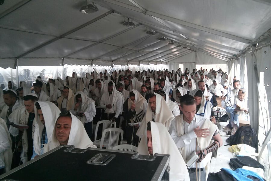 צפו בווידאו: חסידי הרב פינטו חגגו את פורים ליד הכלא