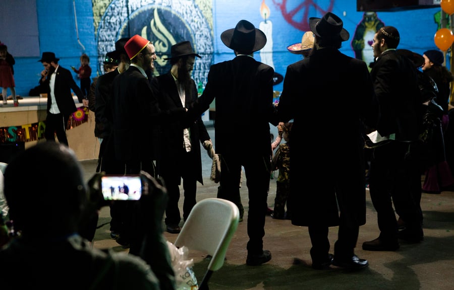גלריה מניו יורק: השייח העניק את המסגד לחגיגות הפורים של היהודים