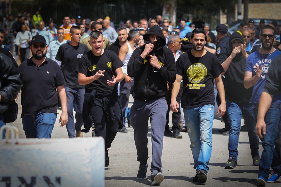תיעוד: מאות הגיעו לתמוך בחייל שירה במחבל בחברון