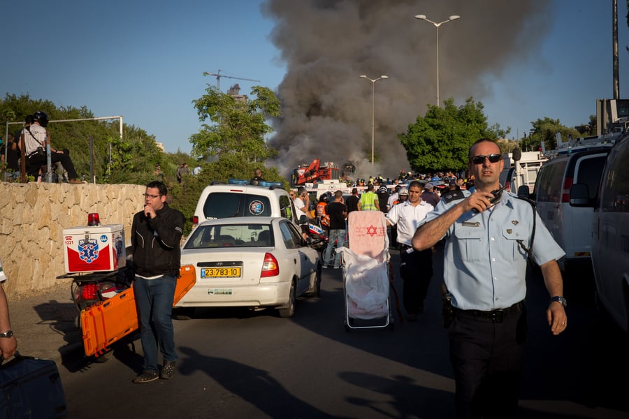 דם, אש ועשן: תיעוד מזירת הפיגוע בירושלים