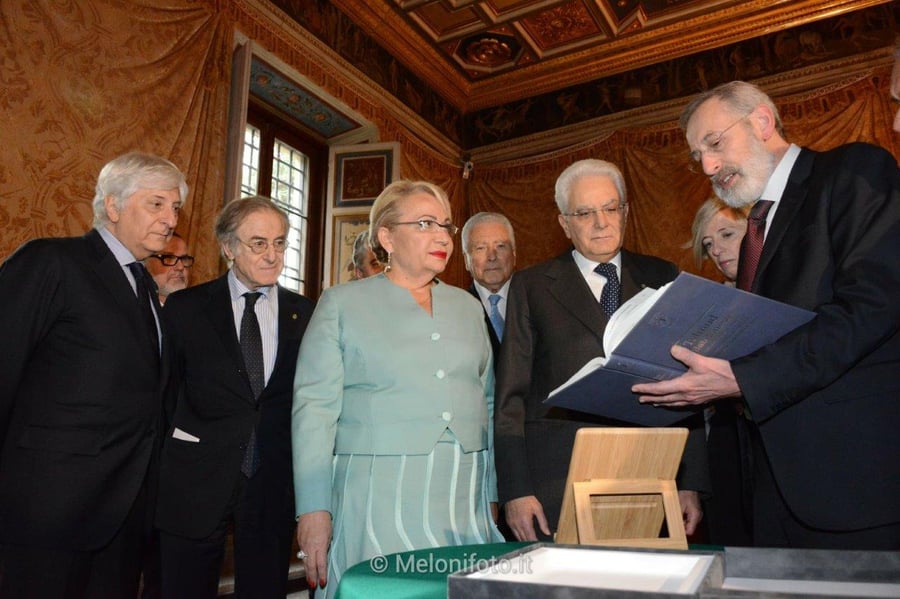 נשיא איטליה קיבל מסכת ראש השנה מתורגמת • צפו