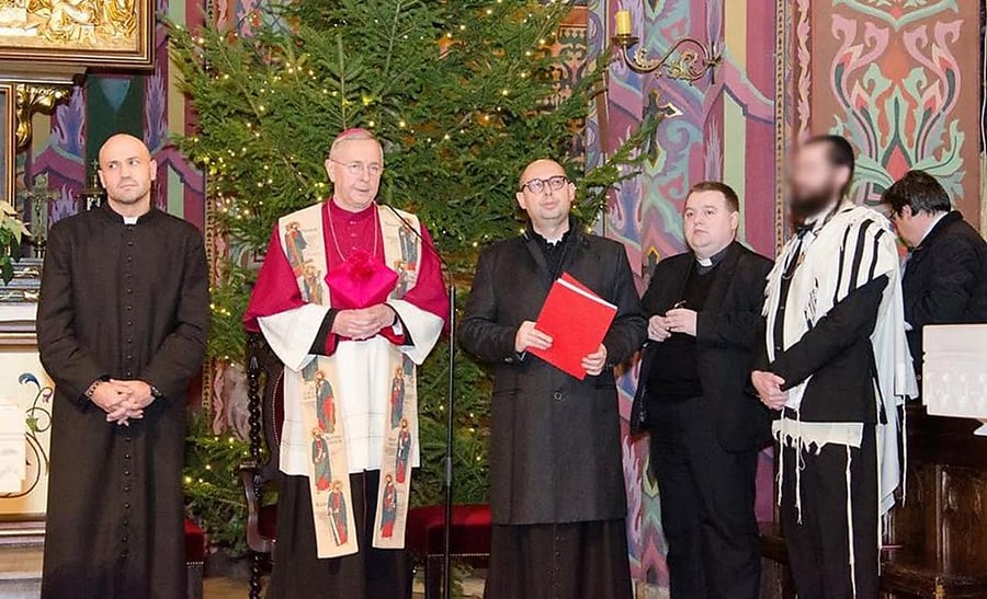 ה'רב' עם הבישוף ונציגי הכנסייה