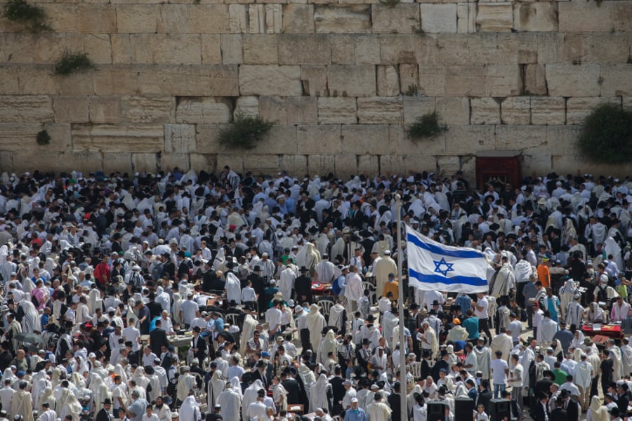 תיעוד ענק: אלפים ב'ברכת הכהנים' בכותל המערבי