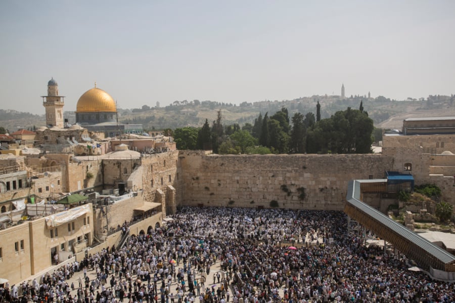 תיעוד ענק: אלפים ב'ברכת הכהנים' בכותל המערבי