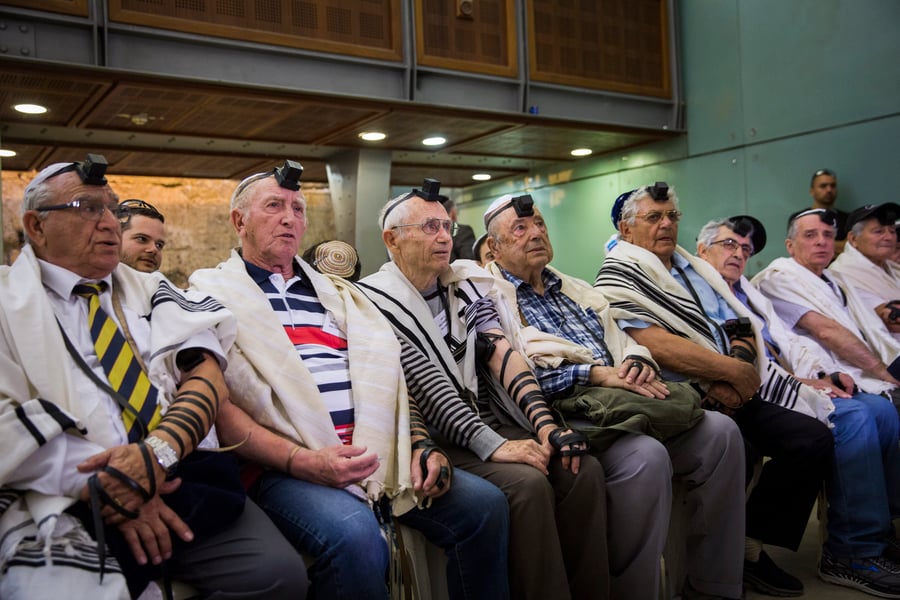 תמונות מרגשות: ניצולי השואה חגגו בר מצווה באיחור