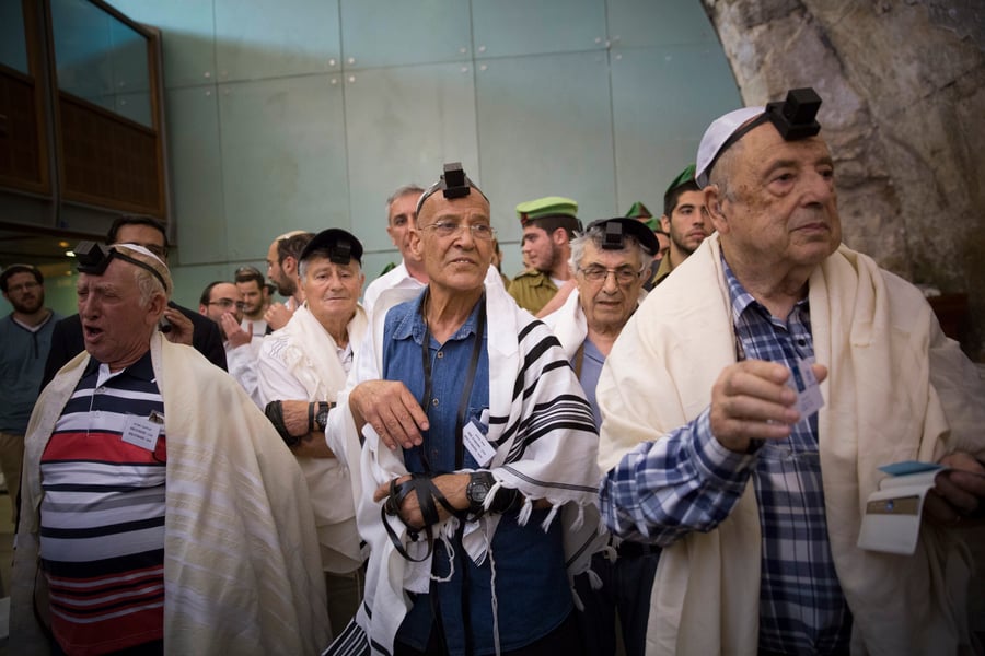 תמונות מרגשות: ניצולי השואה חגגו בר מצווה באיחור