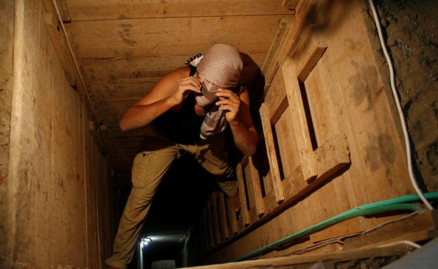 מחבל חמאס נעצר וחשף: מקלחות וחדרי מנוחה במנהרות הטרור
