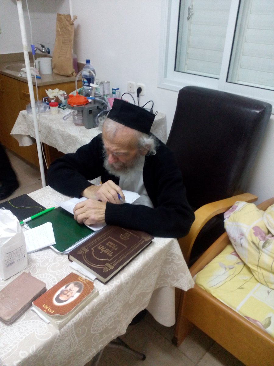 תמונות ראשונות: הרב אדלשטיין שב ללמוד תורה