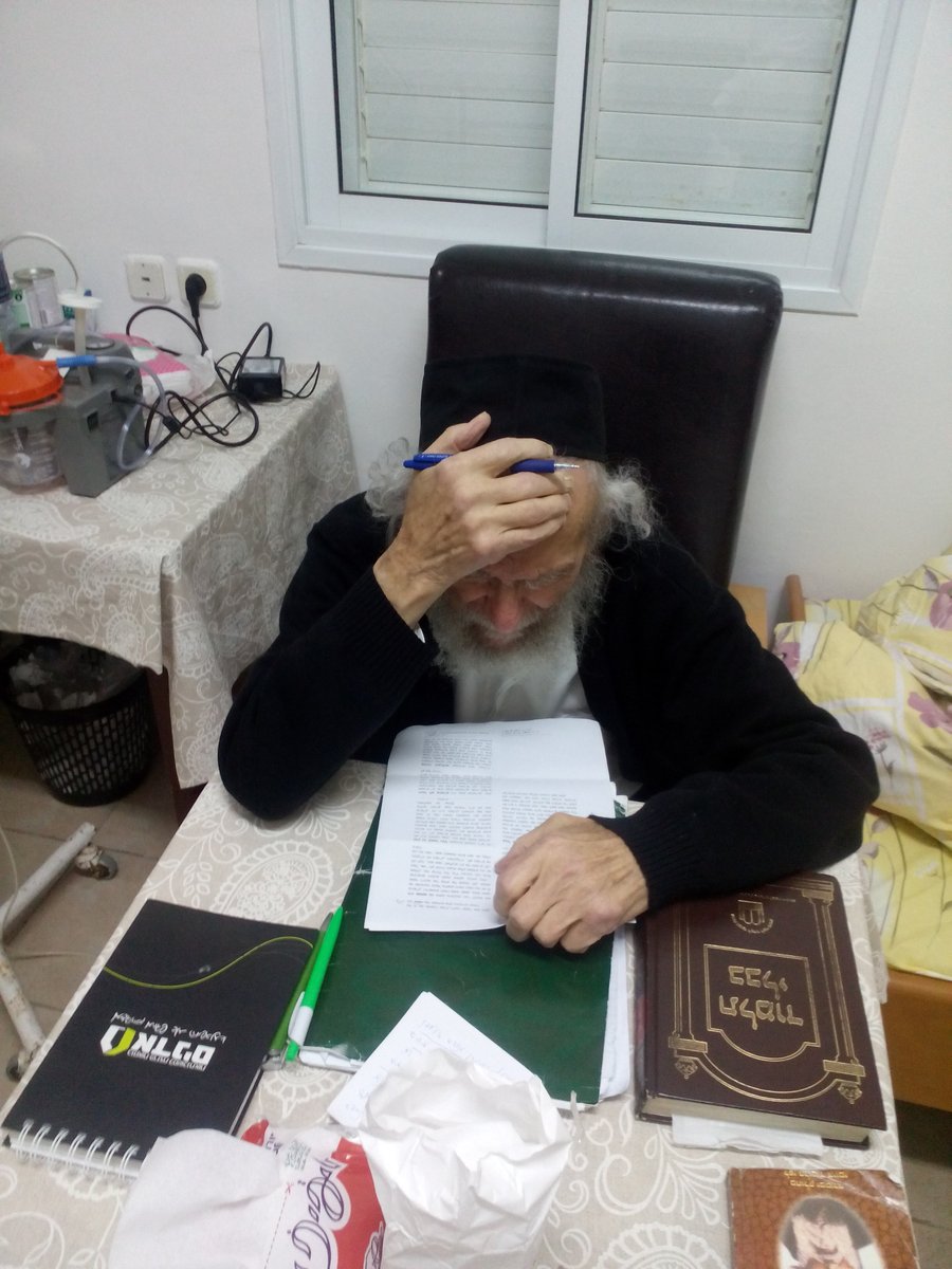תמונות ראשונות: הרב אדלשטיין שב ללמוד תורה