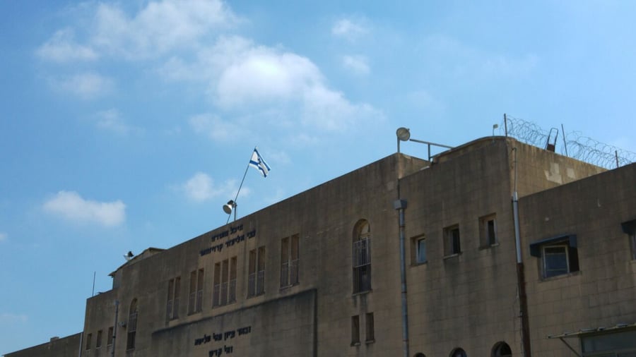 אלמונים ניסו למנוע את תליית דגל ישראל בפוניבז'
