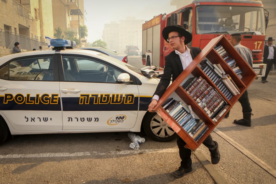 פאניקה מול הלהבות: צפו בפינוי בית הכנסת
