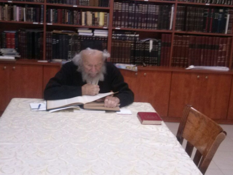 הגאון רבי יעקב אדלשטיין שב לביתו ומיד שקד על תלמודו