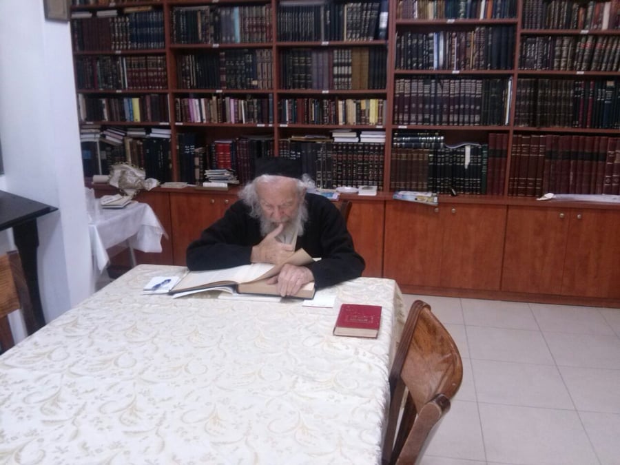 הגאון רבי יעקב אדלשטיין שב לביתו ומיד שקד על תלמודו