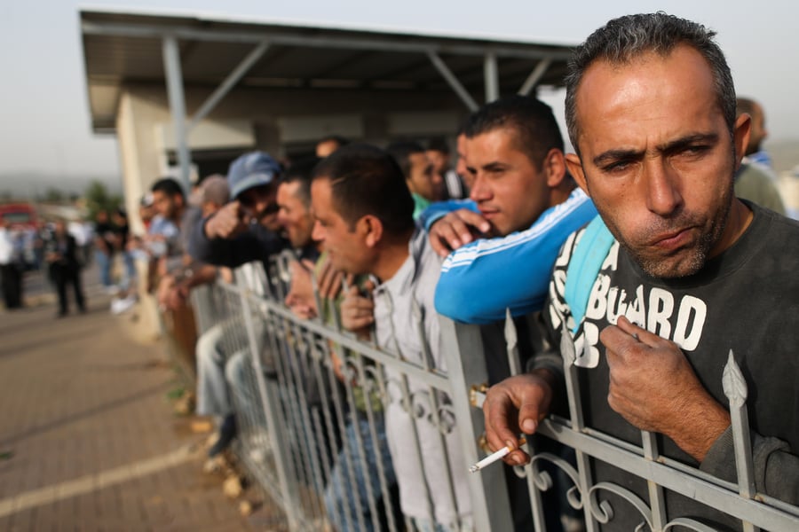 פועלים פלסטינים ממתינים להיכנס לישראל