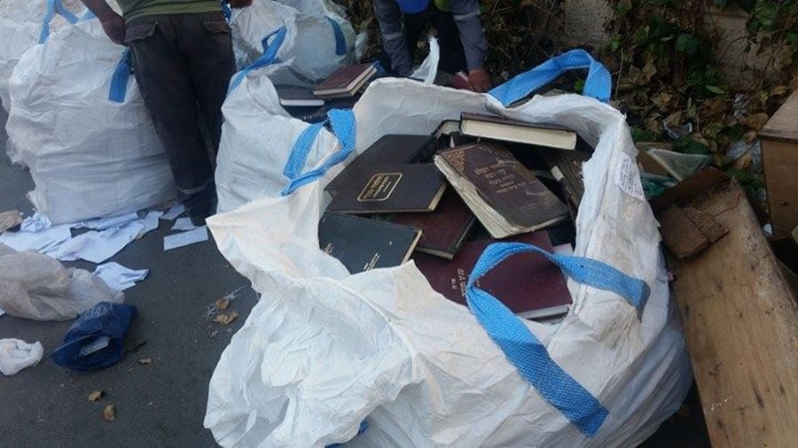 צפו: כשעובדי העירייה דואגים לספרי הקודש