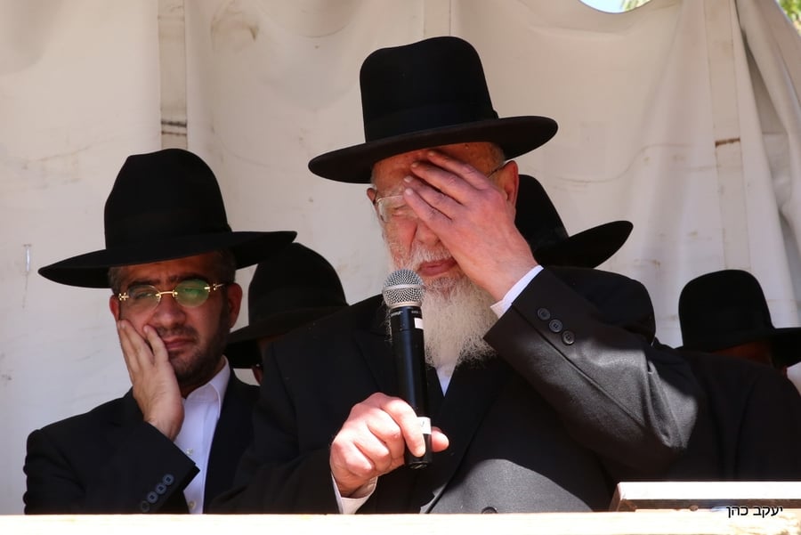 צפו: נשיא המועצת הגר"ש כהן בקריעה על פטירת הרבנית ע"ה