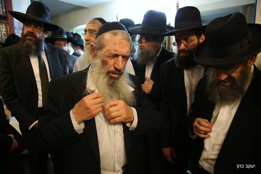 צפו: נשיא המועצת הגר"ש כהן בקריעה על פטירת הרבנית ע"ה