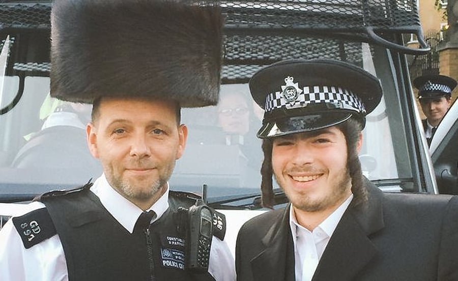 השוטר הבריטי חבש שטריימל: "לא יכל לסרב להצעה"