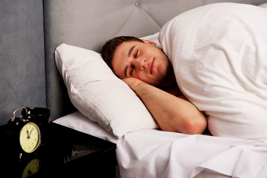 מהי תנוחת השינה המומלצת ביותר לבריאות הגב