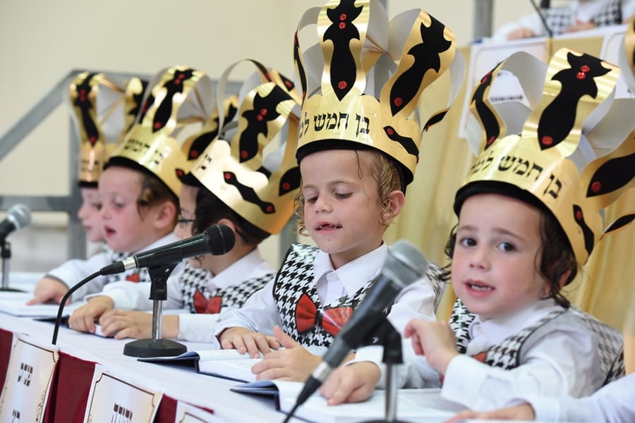 עם כתרים וגלימות: כך הילדים חגגו 'חומש סעודה' בויז'ניץ באלעד