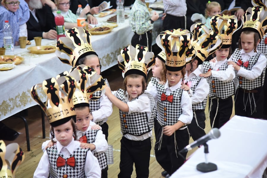עם כתרים וגלימות: כך הילדים חגגו 'חומש סעודה' בויז'ניץ באלעד