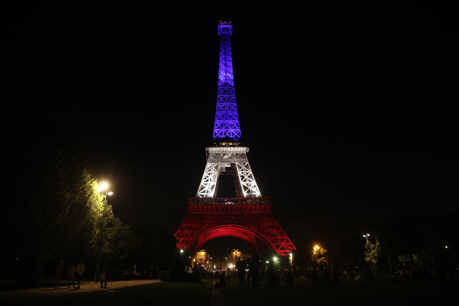 תל אביב ומגדל אייפל הוארו בצבעי הדגל הצרפתי. צפו