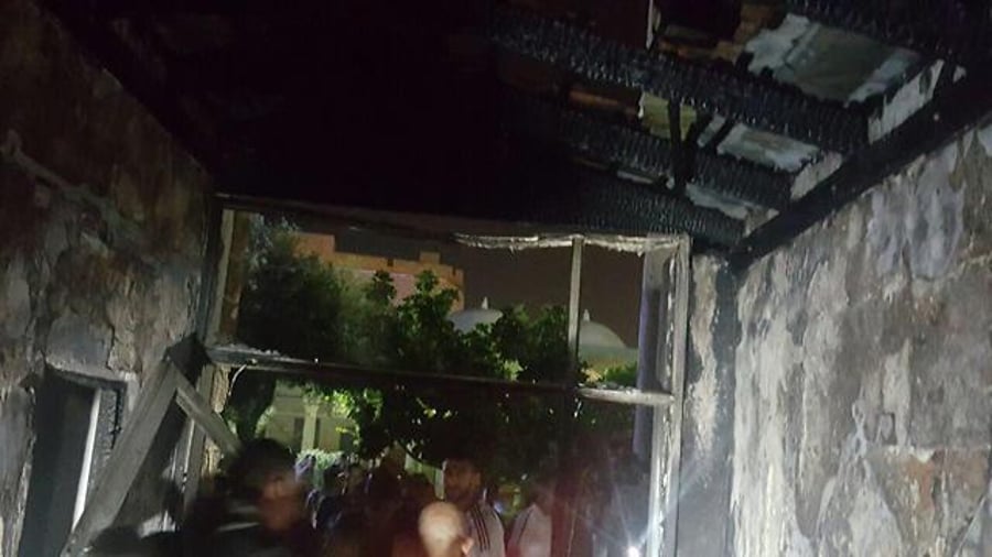 שריפה גדולה במסגד בעכו: "חשד לקצר במזגן"