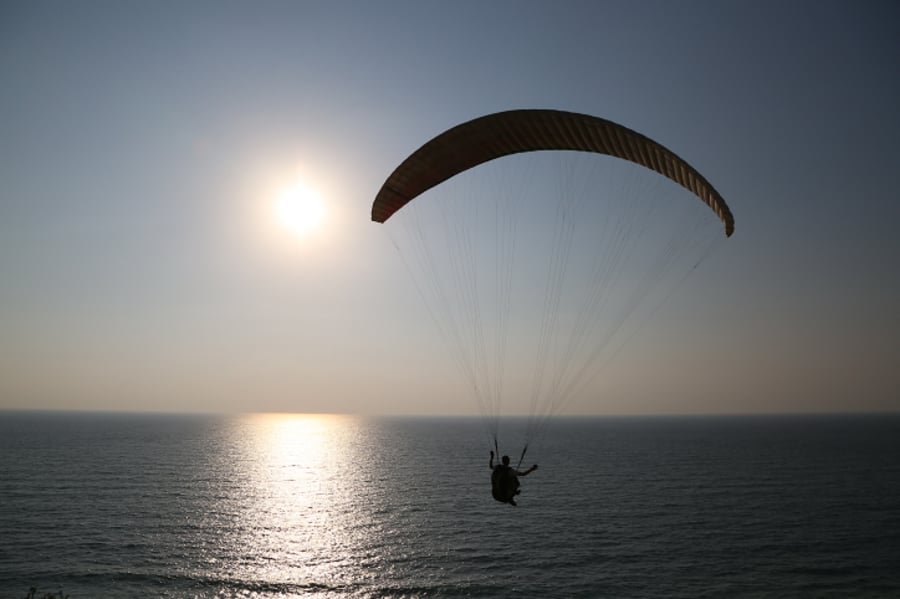 מרהיב: מצנחי רחיפה בחוף הים בנתניה