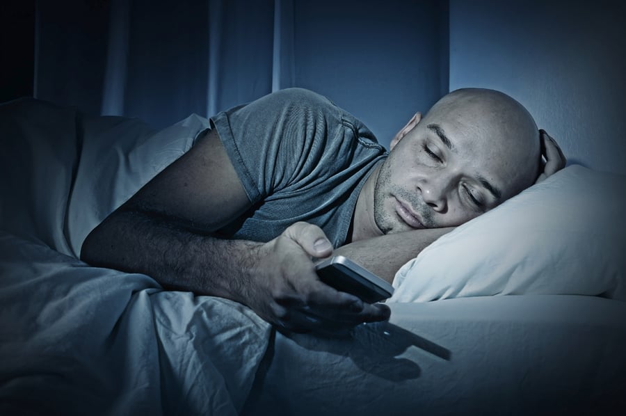 האם תאורת הסמרטפון פוגעת בשינה?