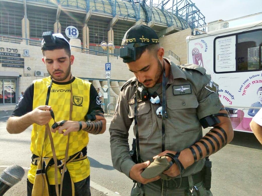 קבוצת בית"ר ירושלים ביקשה ופעילי ניידות חב"ד הניחו תפילין לאוהדים