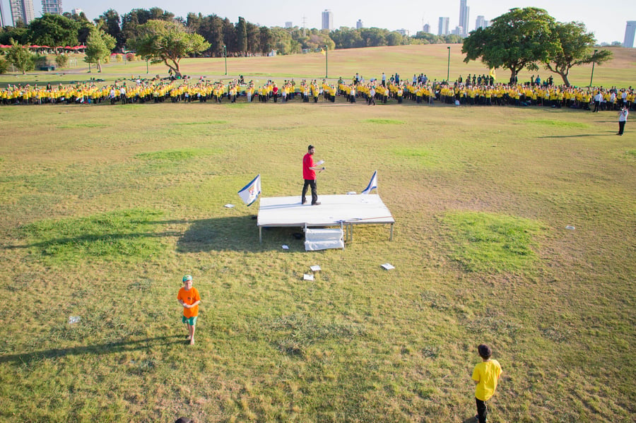 פארק המים נצבע צהוב: צפו ביום כיף של ילדי חב"ד