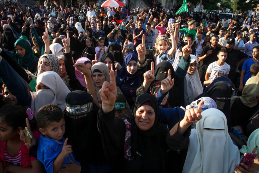 המצעד הצבאי של אנשי החמאס נגד ישראל. צפו בתיעוד