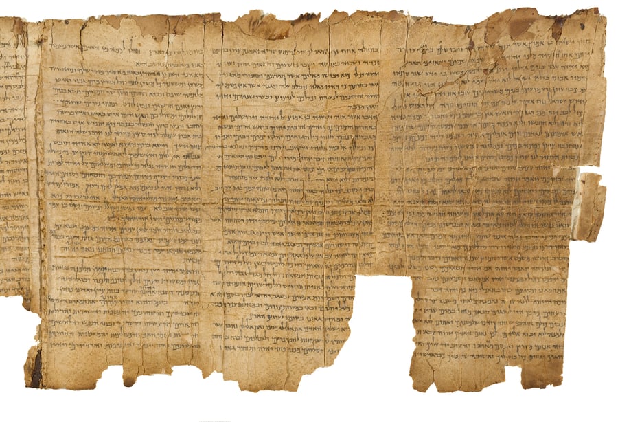 תחילת מגילת ישעיהו. היכל הספר במוזיאון ישראל, ירושלים