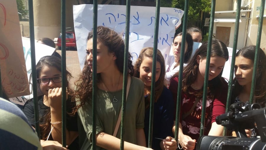 תלמידות האולפנה בהפגנה. ארכיון